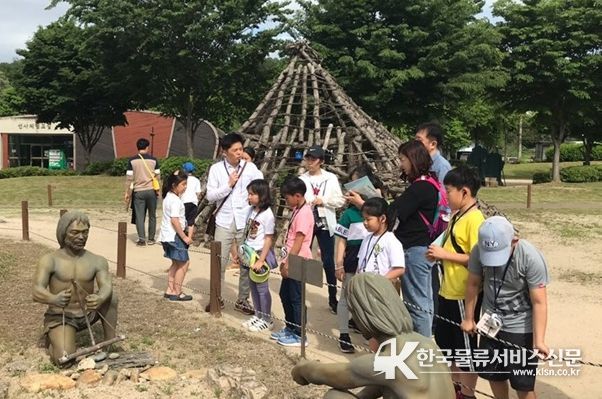 서울 암사동 유적에서 가족답사를 참가하고 있는 시민들
