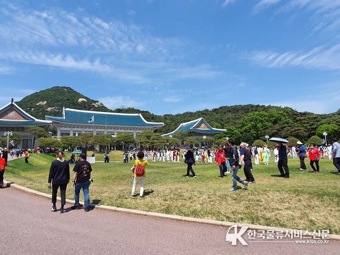청와대 관람하고 있는 시민들(포탈뉴스 제공)