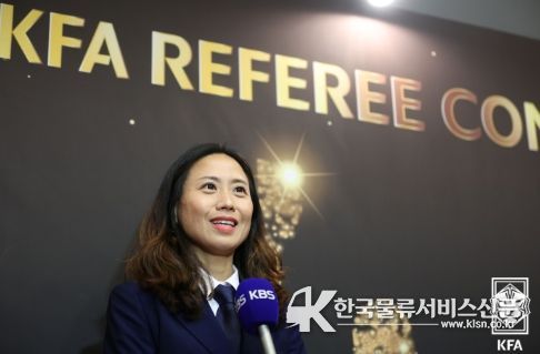 김경민 심판이 취재진과 인터뷰하고 있다