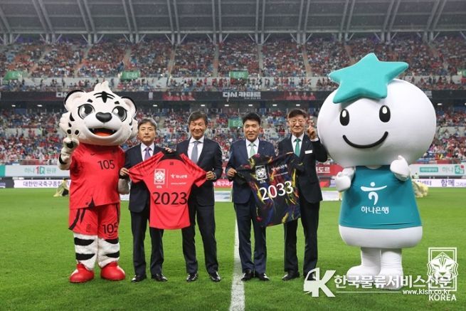 10년 계약 연장 특별 유니폼 촬영을 진행하는 대한축구협회 김정배 부회장, 정몽규 회장과 하나금융그룹 함영주 회장, 이승열 하나은행 은행장(왼쪽부터).