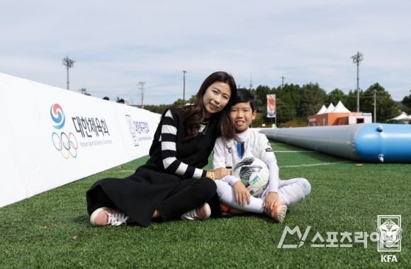 엄마와 함께 다정한 포즈를 취하고 있는 장민준의 모습.