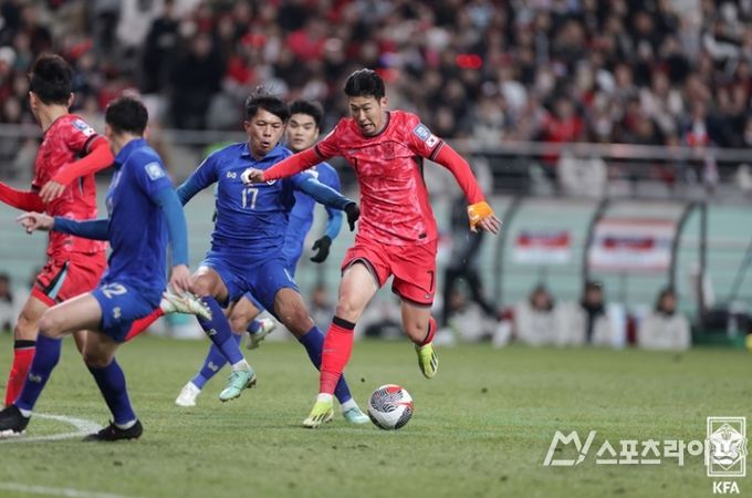 한국이 태국과 1-1 무승부를 기록했다. 사진은 태국 선수를 상대로 돌파를 시도하는 손흥민의 모습.