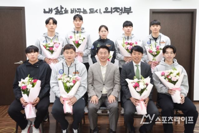 김동근 시장이 4월 8일 시장실에서 시청 직장운동경기부 빙상팀 선수들과 기념사진을 찍고 있다.
