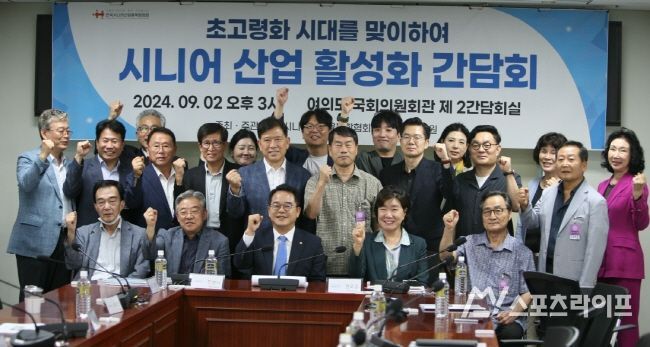 간담회 후 기념촬영
