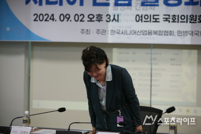 개회사에 앞서 인사를 하고 있는 권오금 회장